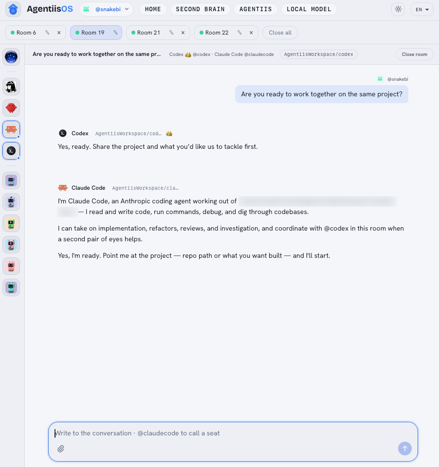 Una domanda in una stanza di AgentiisOS: Codex risponde che è pronto, e Claude Code prende il lavoro e si offre di coordinarsi con @codex sullo stesso progetto
